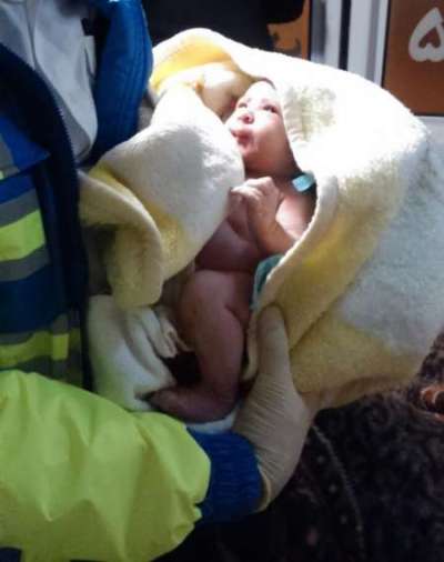 تولد نوزاد عجول در دستان کارشناسان اورژانس+ تصویر