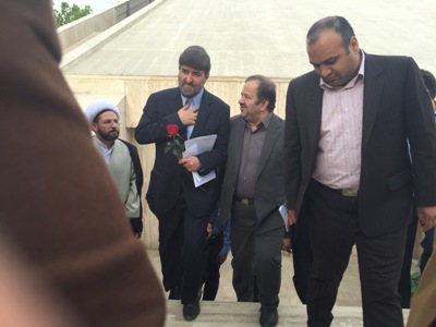 علی مطهری با گل از دانشگاه مشهد رفت علی مطهری با گل از دانشگاه مشهد رفت