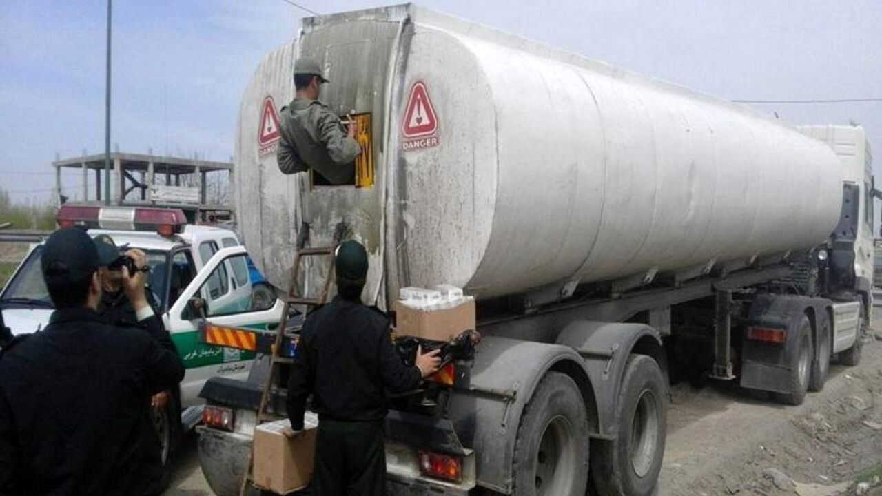 محکومیت ۱۰ میلیارد ریالی قاچاقچیان سوخت در شهرستان تاکستان محکومیت ۱۰ میلیارد ریالی قاچاقچیان سوخت در شهرستان تاکستان