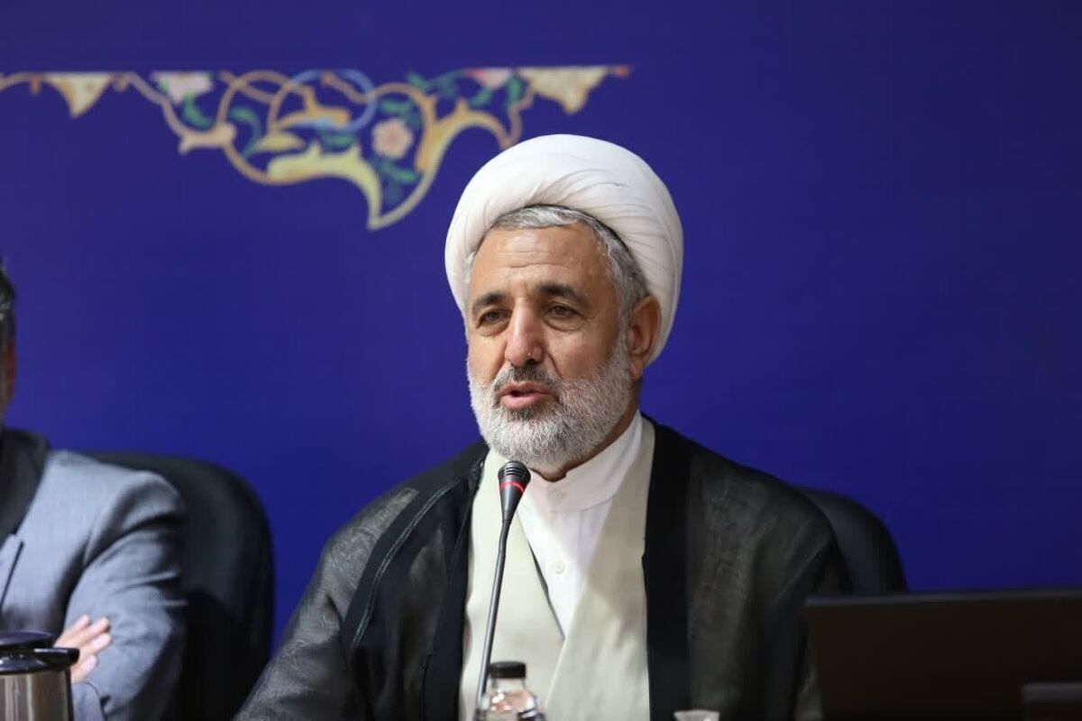بصیرت چراغی است که راه حق را روشن می‌کند