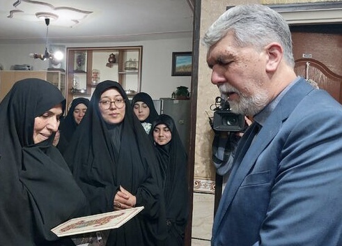تجلیل وزیر ارشاد از خانواده شهید زرنگی پور در کرمان تجلیل وزیر ارشاد از خانواده شهید زرنگی پور در کرمان