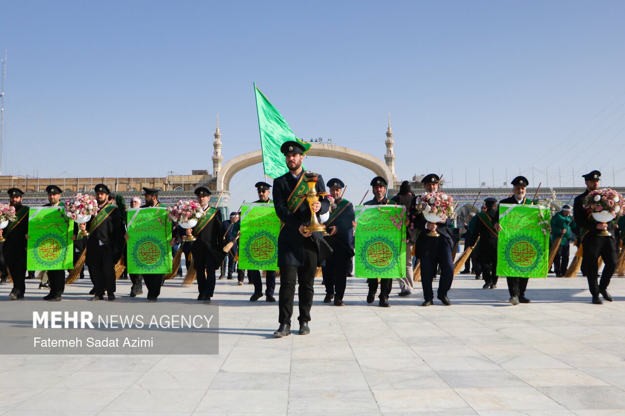 عکس / آیین جاروکشی خادمان مسجد جمکران