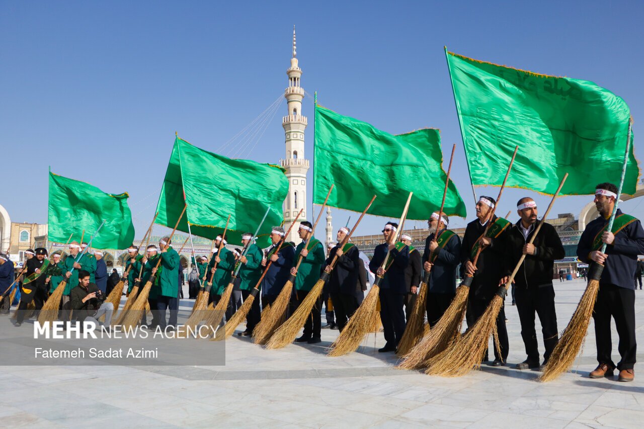 عکس / آیین جاروکشی خادمان مسجد جمکران