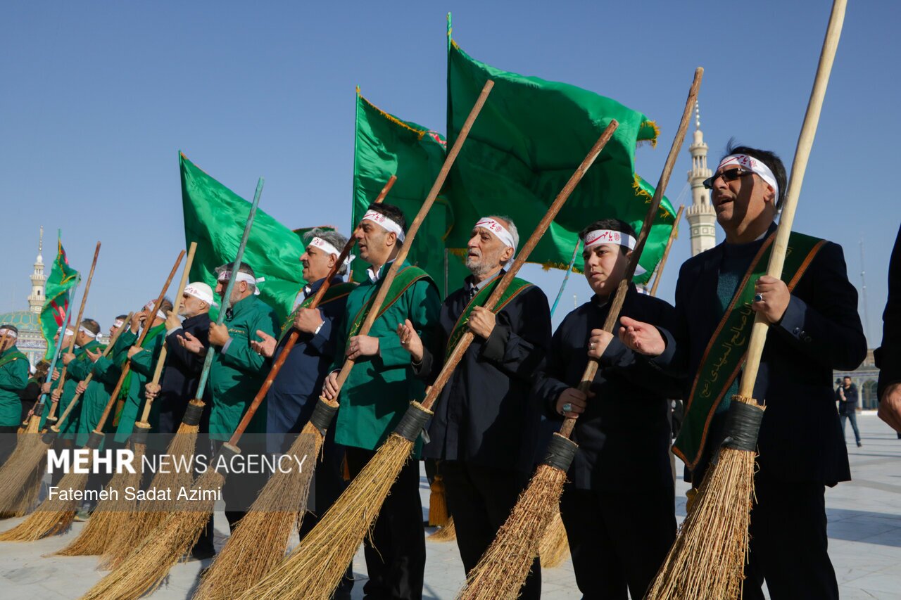 عکس / آیین جاروکشی خادمان مسجد جمکران