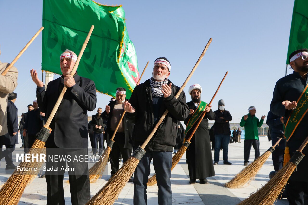 عکس / آیین جاروکشی خادمان مسجد جمکران