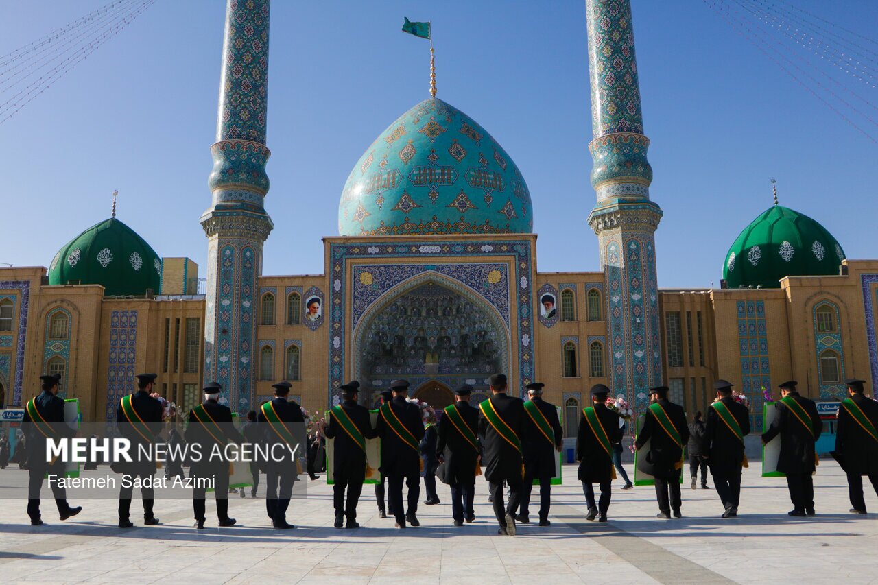 عکس / آیین جاروکشی خادمان مسجد جمکران