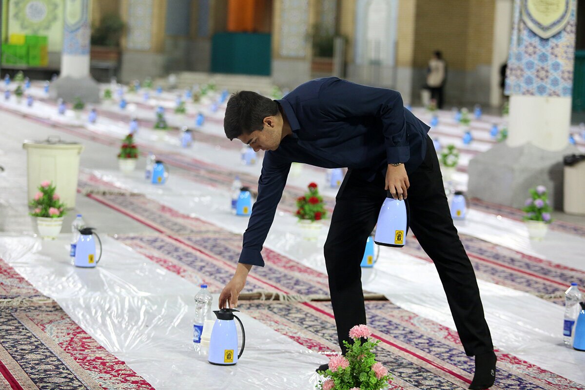 گزارش تصویری / مهمان‌نوازی کریمه اهل‌بیت(س) از روزه‌داران در شب نخست رمضان