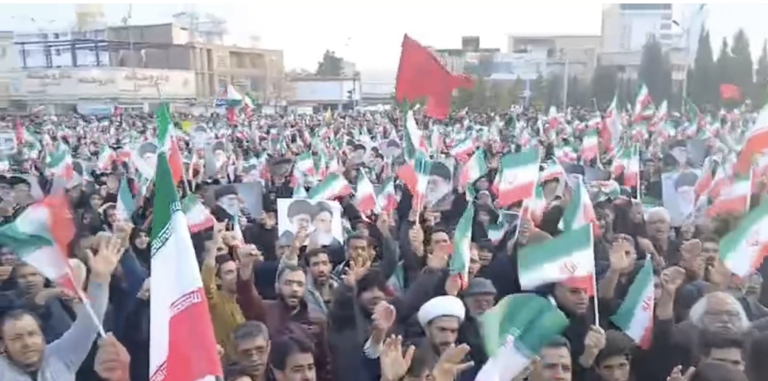 تجمع هزاران نفر از مردم کرمان در پی شهادت امام خامنهای تجمع هزاران نفر از مردم کرمان در پی شهادت امام خامنهای