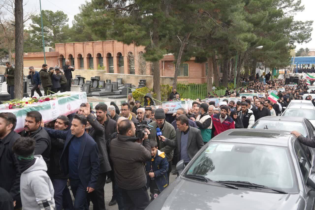 مراسم تشییع ۱۰ نفر ازیک خانواده در حملات موشکی به کرمانشاه + فیلم مراسم تشییع ۱۰ نفر ازیک خانواده در حملات موشکی به کرمانشاه + فیلم