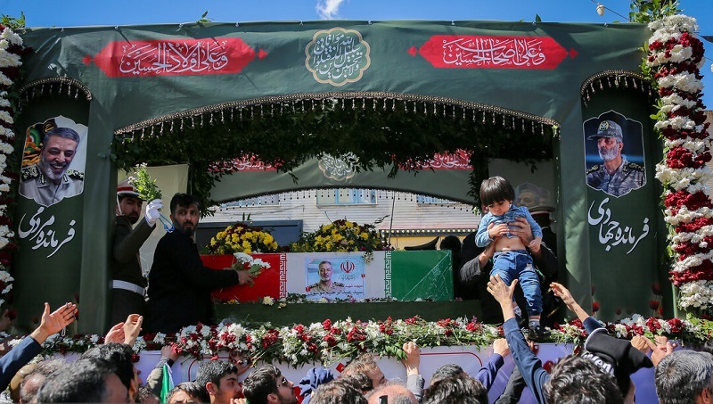 «جانفدای مردم ایران» بر دوش مردم قم تشییع شد/ آرام گرفتن پیکر سپهبد موسوی در حرم بانوی کرامت «جانفدای مردم ایران» بر دوش مردم قم تشییع شد/ آرام گرفتن پیکر سپهبد موسوی در حرم بانوی کرامت