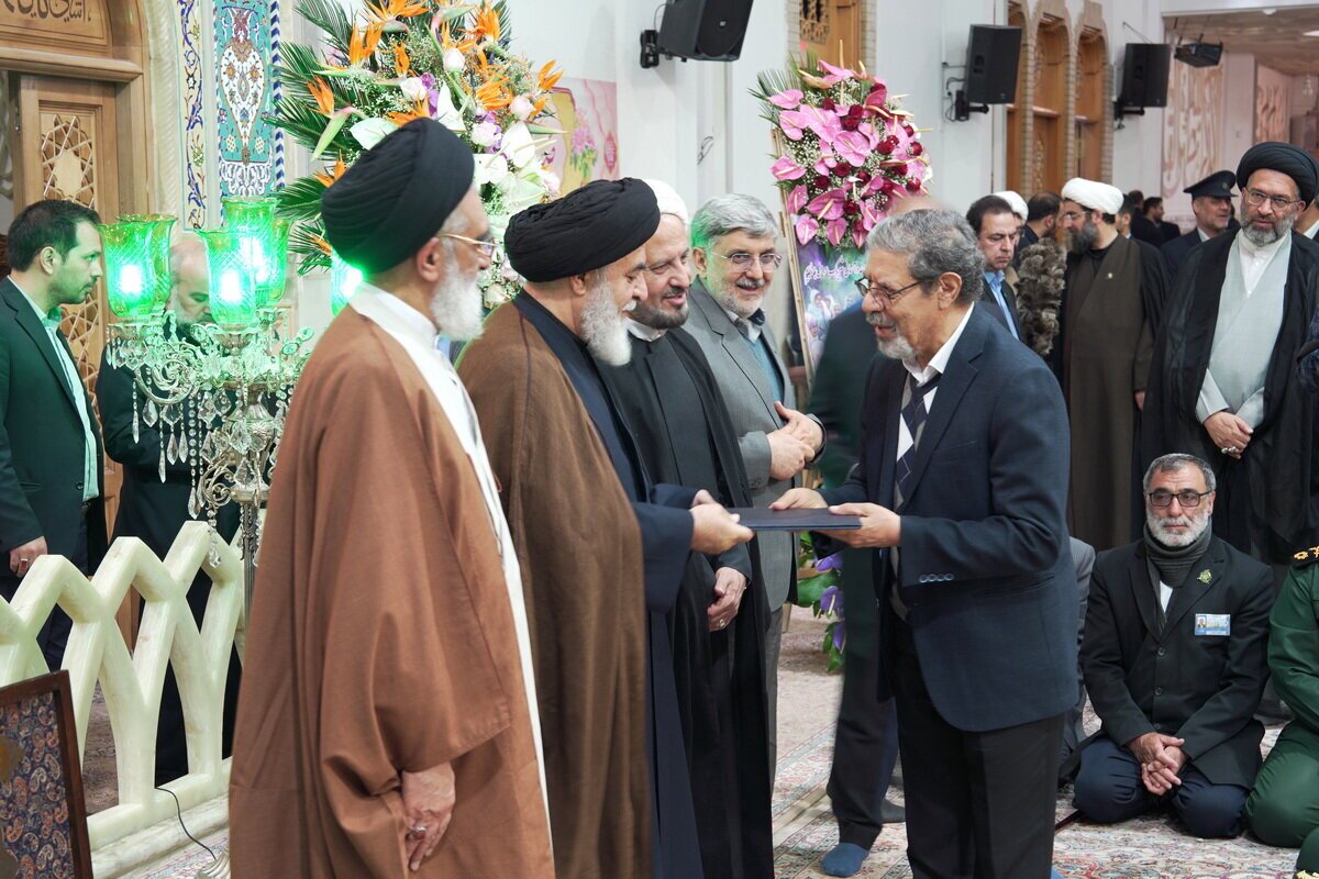 تقدیر از پژوهشگران برگزیده جشنواره بینالمللی امام رضا(ع) در قم تقدیر از پژوهشگران برگزیده جشنواره بینالمللی امام رضا(ع) در قم