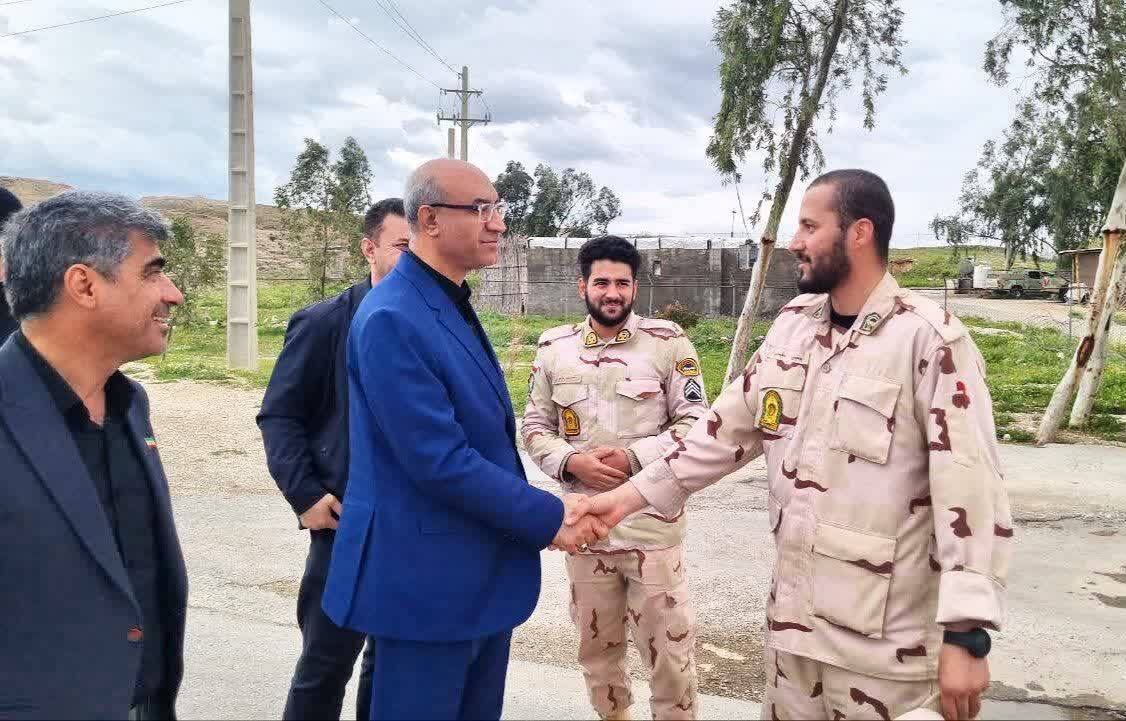 دیدار صمیمانه استاندار کرمانشاه با مرزداران در مرز سومار دیدار صمیمانه استاندار کرمانشاه با مرزداران در مرز سومار