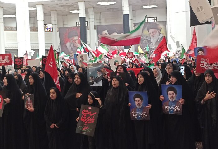 حرم شاهچراغ؛ شبستانی که بانوان شیرازی در آن پیمان مقاومت بستنداز مادری که همزمان داغ دختر و همسر را تحمل کرد تا دانشجویانی که انتقام را در آزمایشگاه میجویند حرم شاهچراغ؛ شبستانی که بانوان شیرازی در آن پیمان مقاومت بستنداز مادری که همزمان داغ دختر و همسر را تحمل کرد تا دانشجویانی که انتقام را در آزمایشگاه میجویند
