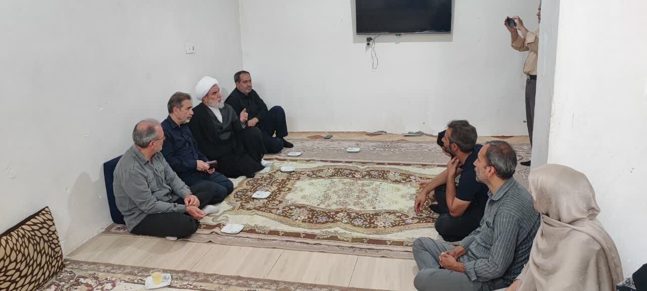 دیدار مسئولان بوئینزهرا با خانوادههای معظم شهدا به مناسبت سالروز تأسیس شورای نگهبان دیدار مسئولان بوئینزهرا با خانوادههای معظم شهدا به مناسبت سالروز تأسیس شورای نگهبان