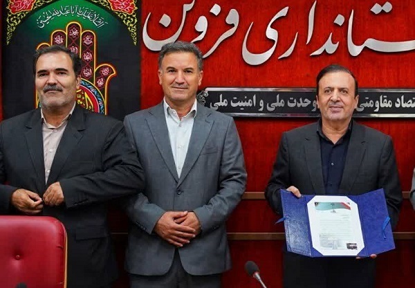 تقدر از استاندار قزوین بهدلیل پروژههای آبی و انرژی پاک تقدر از استاندار قزوین بهدلیل پروژههای آبی و انرژی پاک