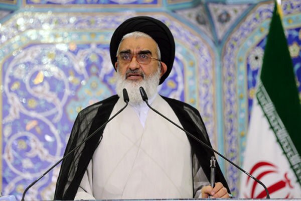 دشمن به دنبال انتقام فرهنگی از قم است / ملت از مسیر رهبر شهید عقب‌نشینی نمی‌کند