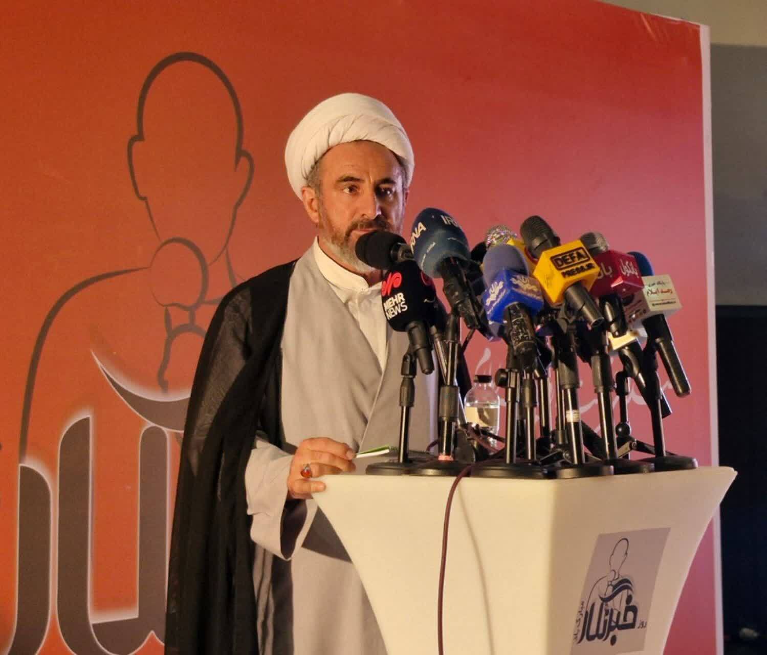 خبرنگار حقیقت را از میان روایتهای جعلی بیرون بکشد / تکریم اصحاب رسانه فراتر از لوح تقدیر است خبرنگار حقیقت را از میان روایتهای جعلی بیرون بکشد / تکریم اصحاب رسانه فراتر از لوح تقدیر است