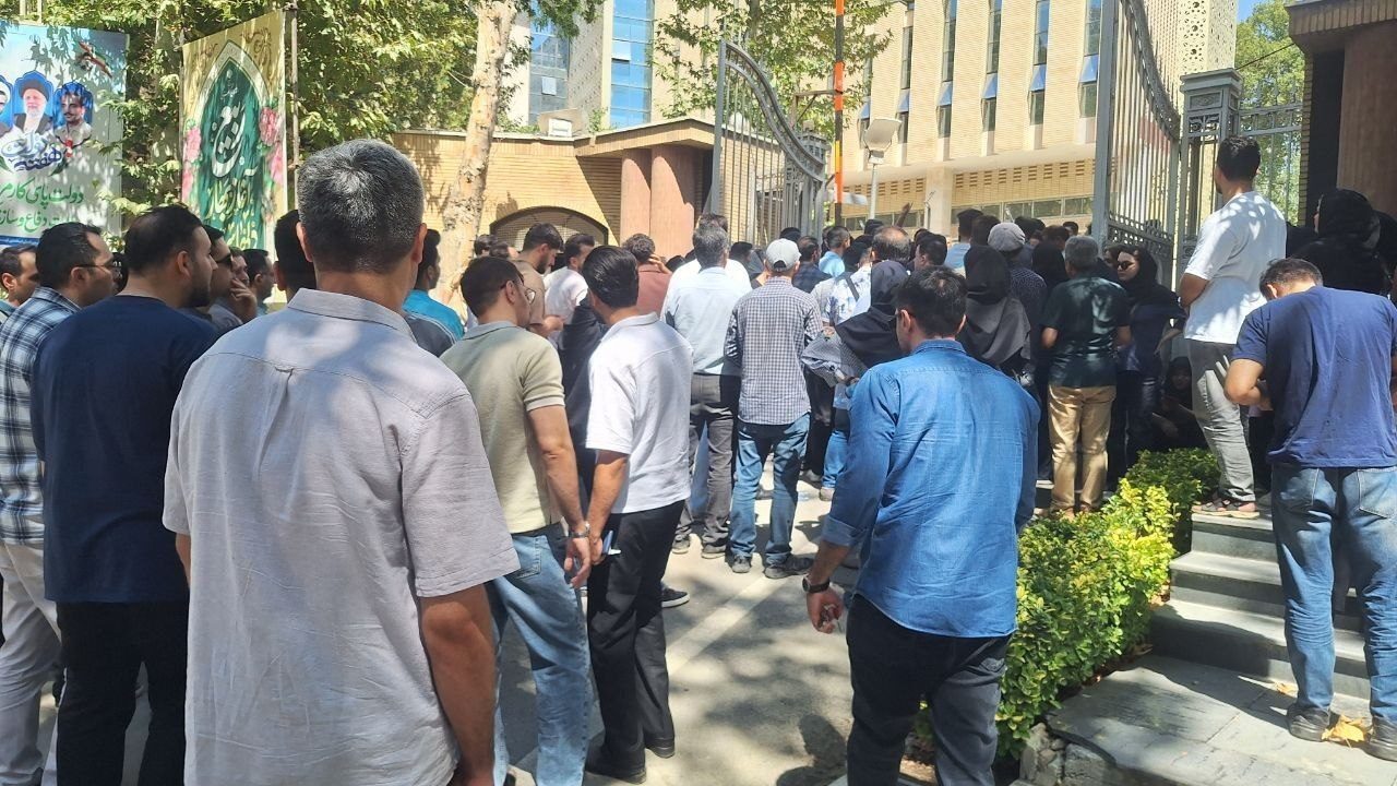 تجمع ۳۰۰ پرستار کردستانی مقابل استانداری؛ از اعتراض به مطالبات معیشتی تا وعده پیگیری استاندار تجمع ۳۰۰ پرستار کردستانی مقابل استانداری؛ از اعتراض به مطالبات معیشتی تا وعده پیگیری استاندار