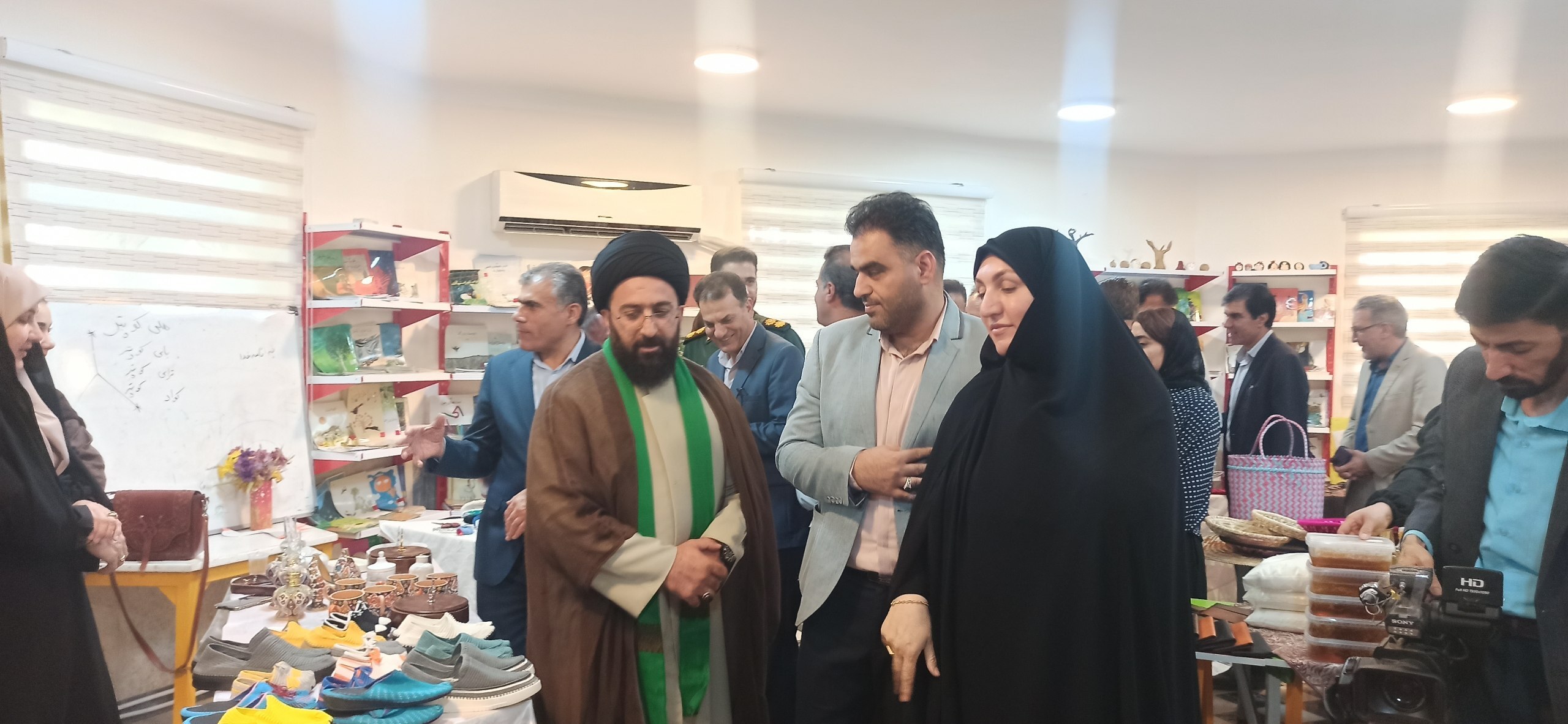«هزار میدان، هزار بازار» در آبدانان کلید خورد/نمایشگاه مشاغل خانگی در پارک مرکزی شهر افتتاح شد
