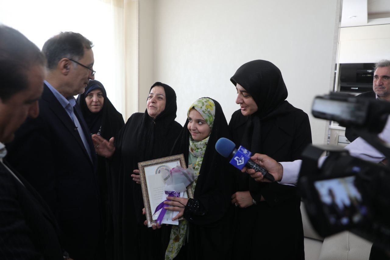 دیدار معاون رئیسجمهور با خانوادههای معظم شهدا در ایلام دیدار معاون رئیسجمهور با خانوادههای معظم شهدا در ایلام