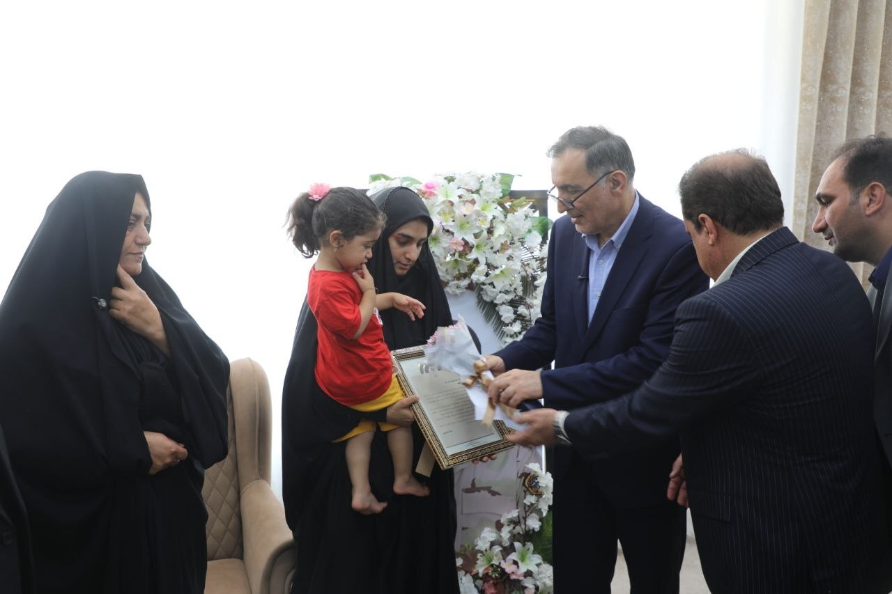 دیدار معاون رئیسجمهور با خانوادههای معظم شهدا در ایلام دیدار معاون رئیسجمهور با خانوادههای معظم شهدا در ایلام